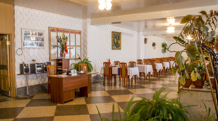 Обеденный зал для отдыхающих корпусов 1 и 2 на первом этаже здания клуба-столовой санатория Дон в Пятигорске