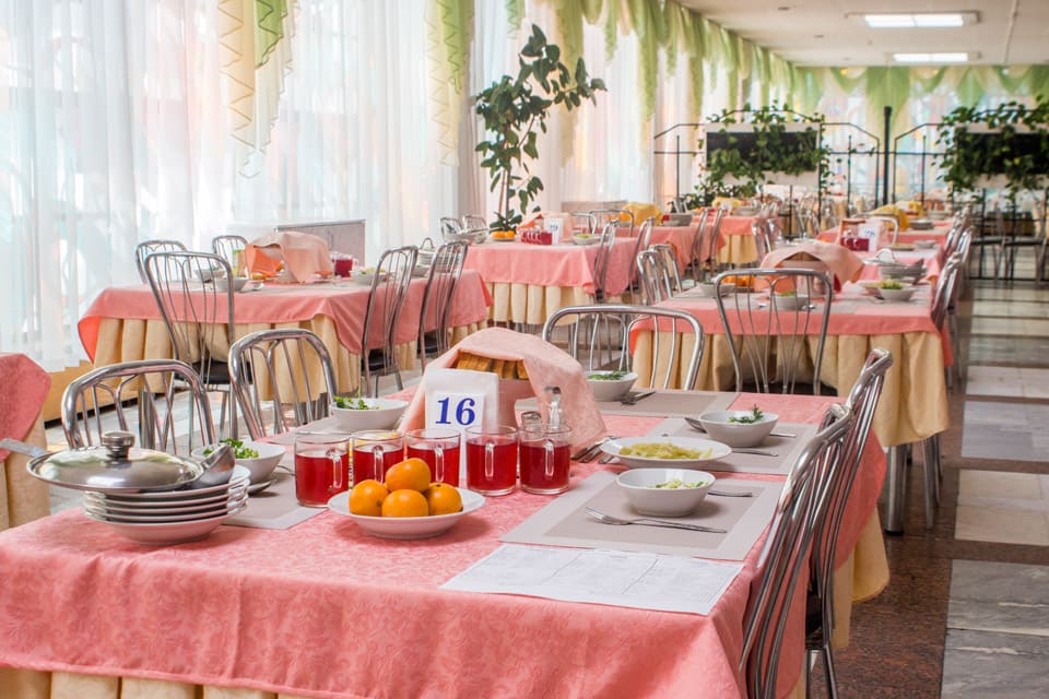 Сервированные столы в обеденном зале санатория Зори Ставрополья в Пятигорске   