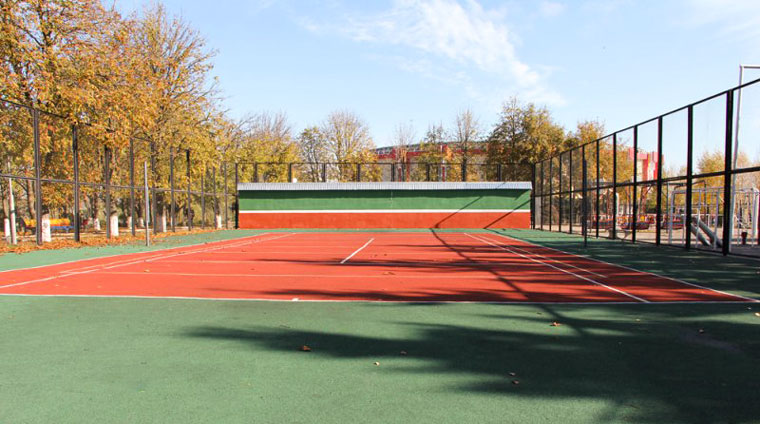 Теннисный корт на территории санатория Виктория в Ессентуках  