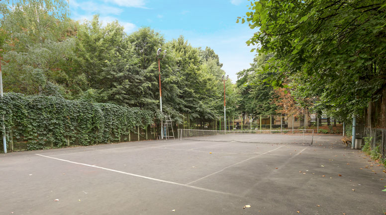 Теннисный корт на территории санатория Шахтер в Ессентуках