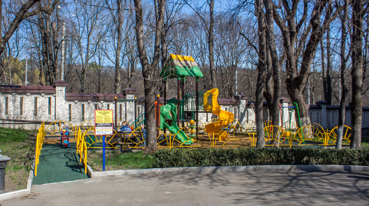 Детская площадка на территории санатория Шахтер. Ессентуки