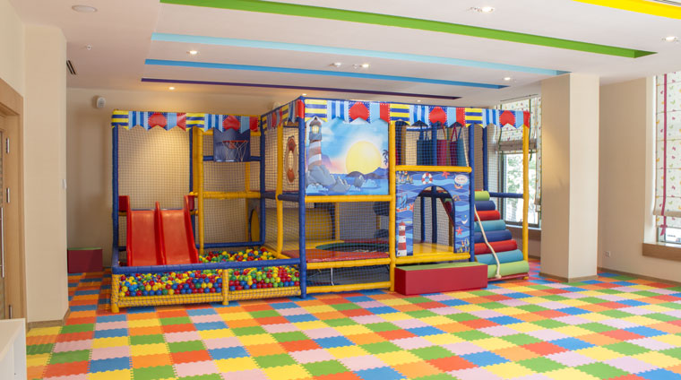 Детский клуб и детская игровая площадка в санатории Источник