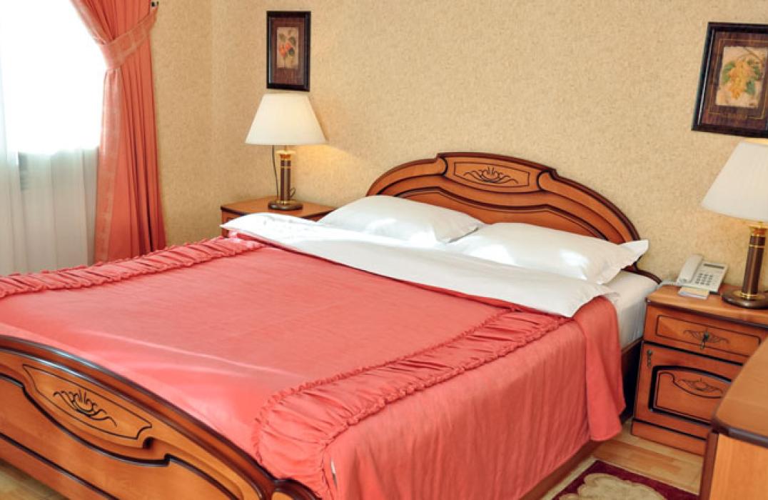 Спальня в 2 местном 2 комнатном Люксе пансионата Родина Отель&Спа в Ессентуках