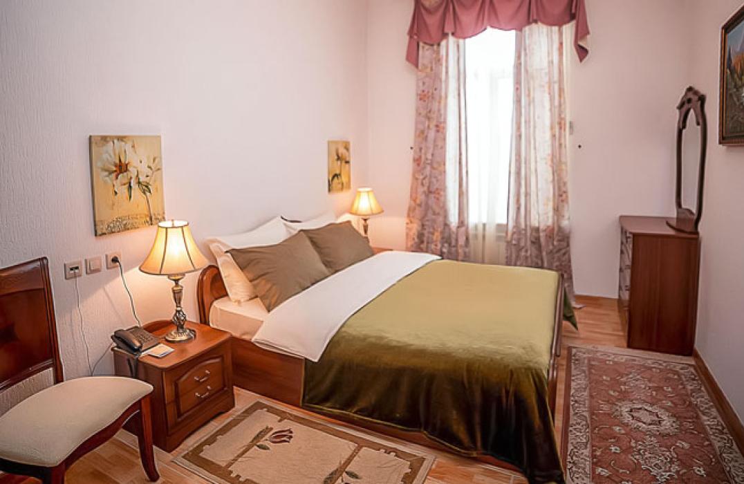 Спальня в 2 местном 2 комнатном Бизнес Люксе пансионата Родина Отель&Спа в Ессентуках