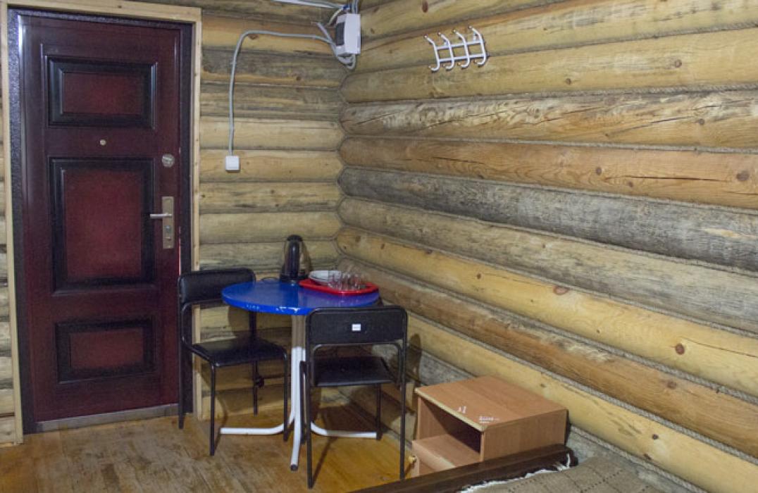 Турбаза Нарат, 3 местный 1 комнатный Деревянный домик со всеми удобствами. Фото 5