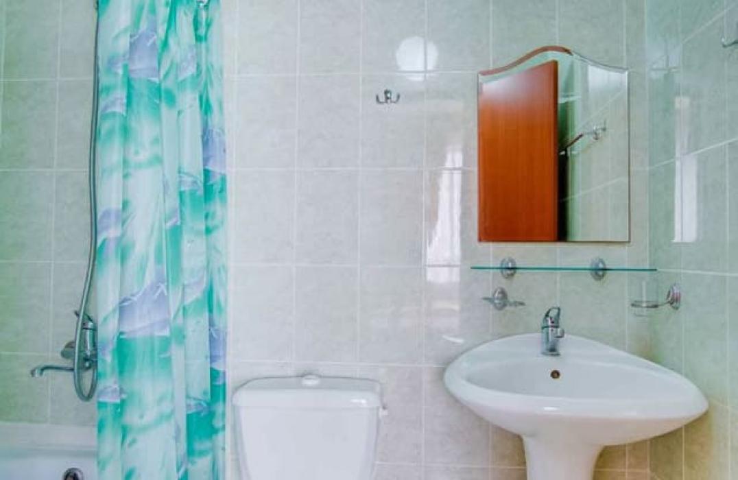 Совмещенный санузел с ванной в 2 местном 1 комнатном Стандарте пансионата с лечением Фея-2. Джемете. Анапа 