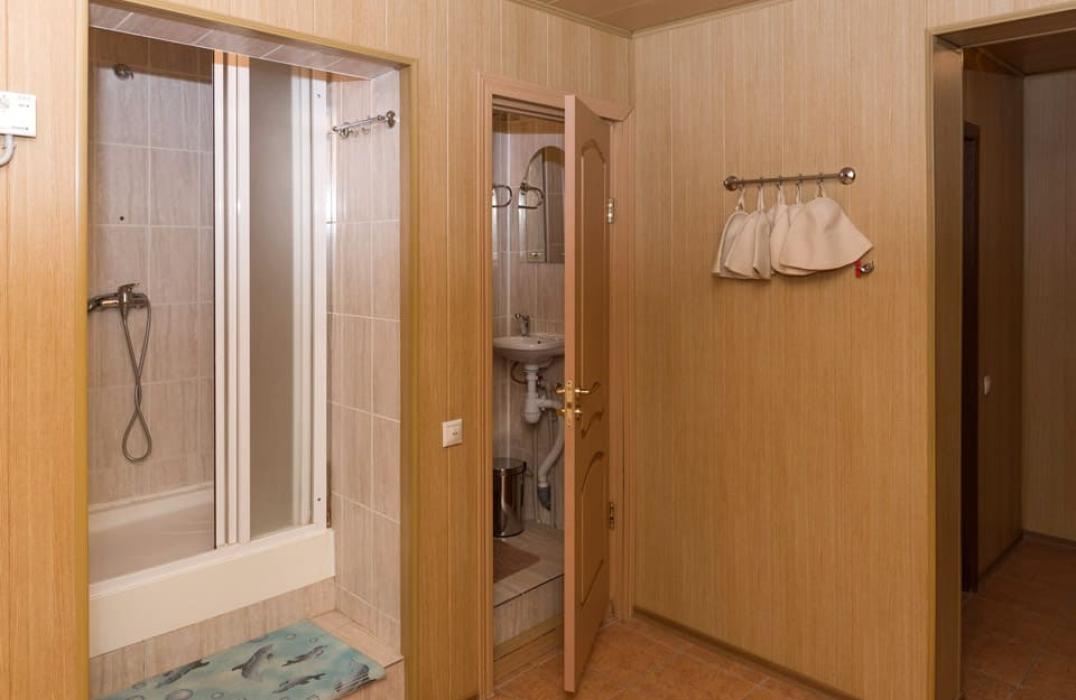 Душ и туалет в сауне 6 местного 5 комнатного 2 этажного, Коттеджа №5 в санатории Валуево. Москва