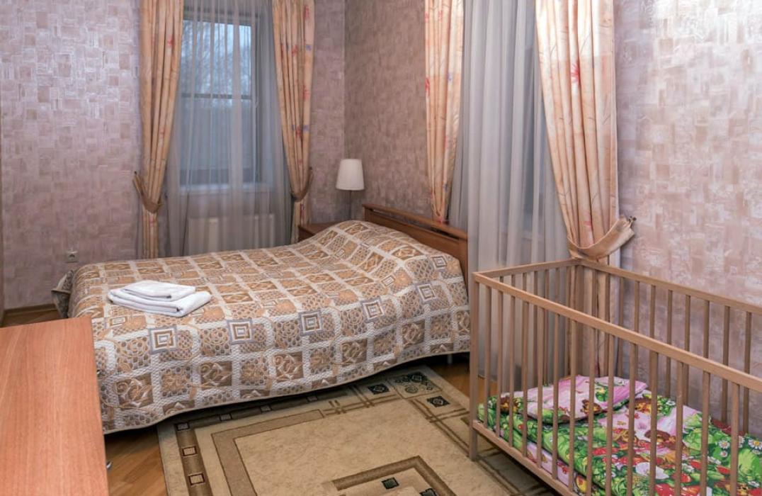 Оснащение спальни 6 местного 5 комнатного 2 этажного, Коттеджа №5 в санатории Валуево. Москва