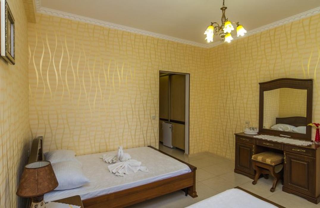 Стандарт 3 местный 1 комнатный (вид на гостиницу) в отеле Золотые пески в Витязево фото 2