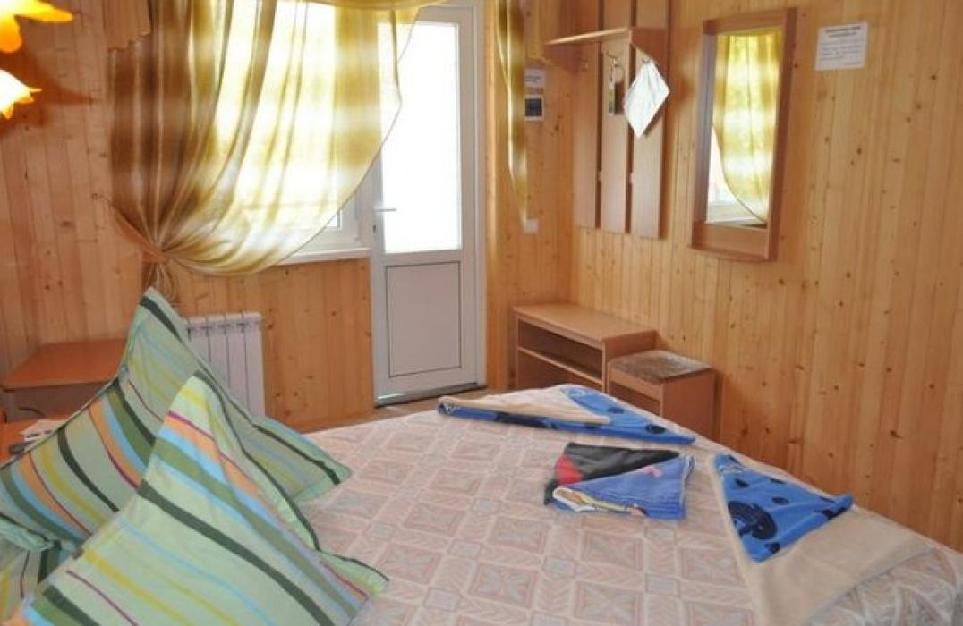 Улучшенный 2-местный 2-комнатный (деревянный коттедж)