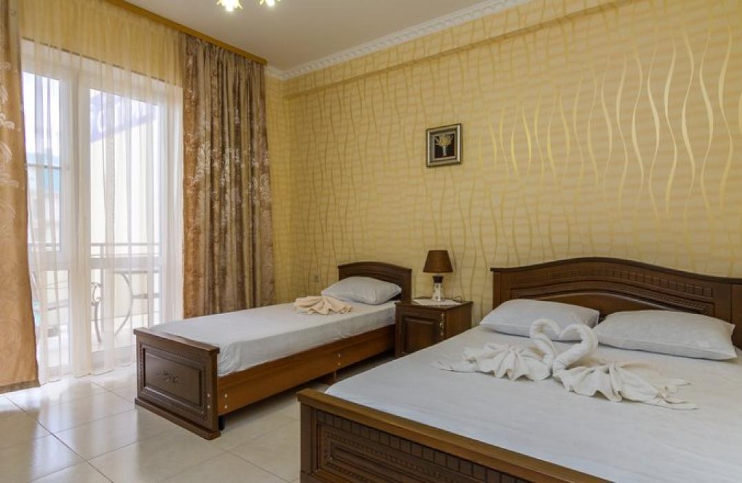 Стандарт 3 местный 1 комнатный (вид на бассейн) в отеле Золотые пески в Витязево фото 1