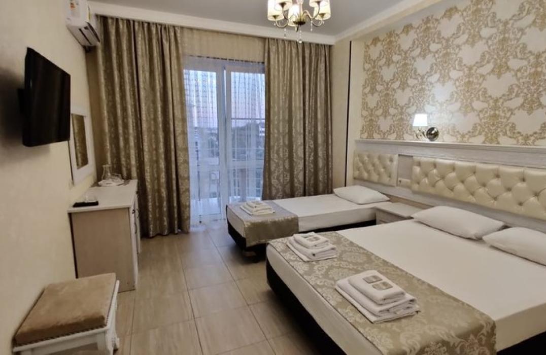 Стандарт 3 местный 1 комнатный (вид на бассейн) в отеле Золотые пески в Витязево фото 2