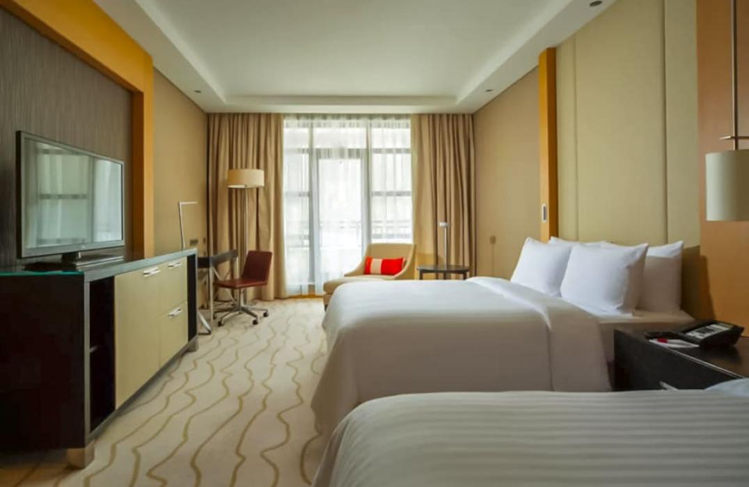 Отель Sochi Marriott Krasnaya Polyana. 2 местный 1 комнатный Представительский с двумя раздельными кроватями. Фото 2