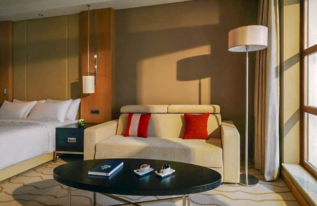 Отель Sochi Marriott Krasnaya Polyana, номер 2 местный 1 комнатный Делюкс с двуспальной кроватью, фото 2