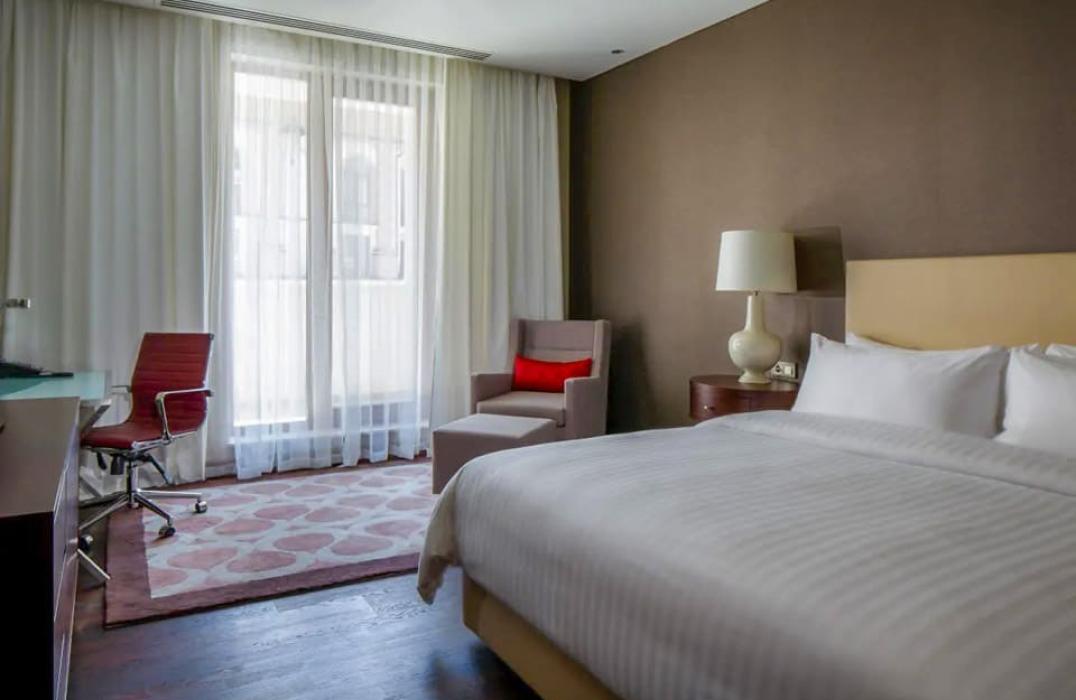 Отель Sochi Marriott Krasnaya Polyana. 4 местный 2 комнатный Люкс Семейный Представительский. Фото 4