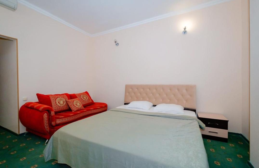 Стандартный номер с диваном 2 местный 1 комнатный в Отеле Кипарис в Ольгинке фото 2