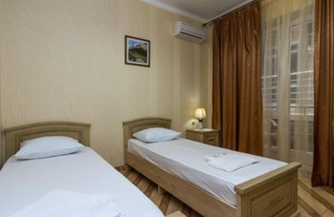 Лайт 2 местный 1 комнатный (цоколь, без балкона) в отеле Золотые пески в Витязево фото 2