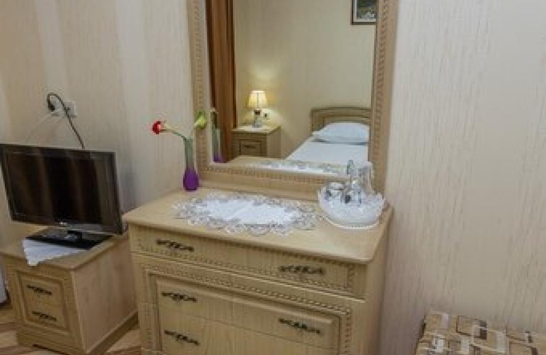 Стандарт 2 местный 1 комнатный (вид на гостиницу) в отеле Золотые пески в Витязево фото 4