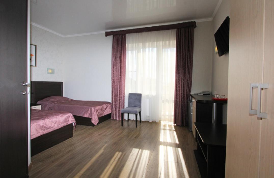 Стандартный 2 местный 1 комнатный (односпальные кровати) в отеле Монарх в Анапе фото 2