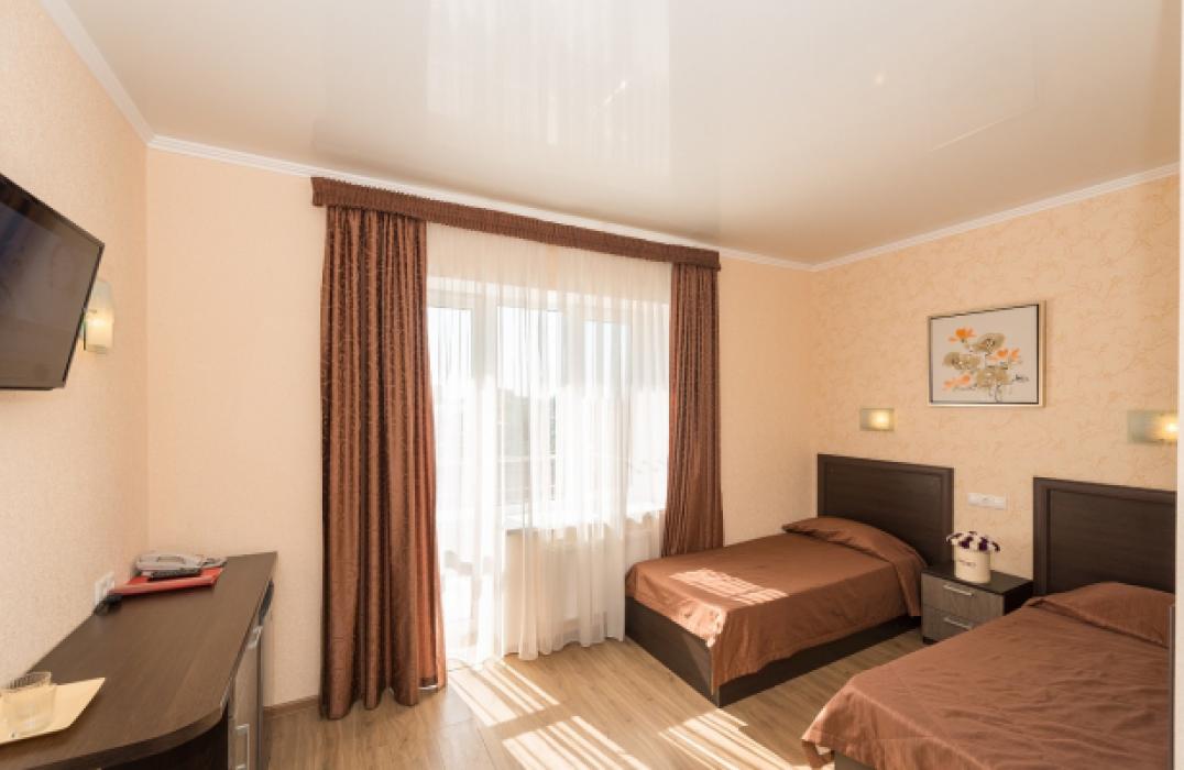Стандартный 2 местный 1 комнатный (односпальные кровати) в отеле Монарх в Анапе фото 4
