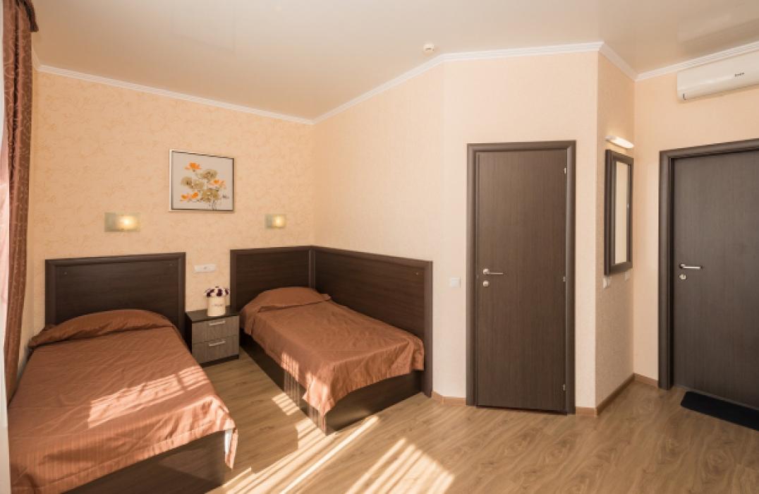 Стандартный 2 местный 1 комнатный (односпальные кровати) в отеле Монарх в Анапе фото 3