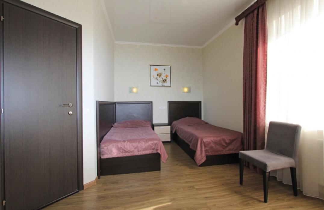 Стандартный 2 местный 1 комнатный (односпальные кровати) в отеле Монарх в Анапе фото 1