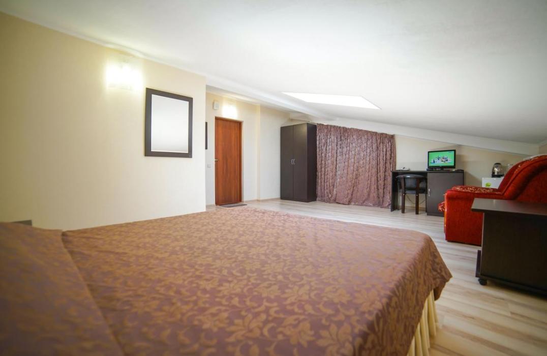 2 местный 1 комнатный Стандарт мансардный в отеле Робинзон в Анапе фото 1
