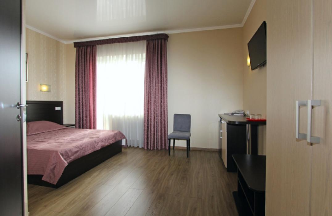 Стандартный 2 местный 1 комнатный (двуспальная кровать) в отеле Монарх в Анапе фото 1