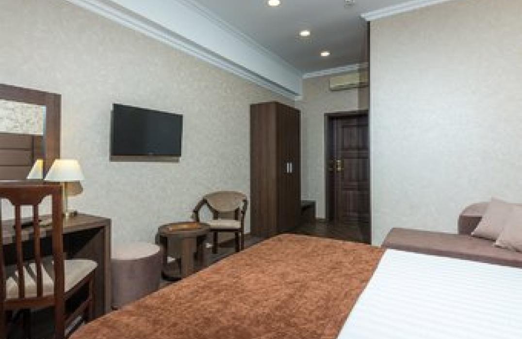 2 местный 1 комнатный 1 категории Вид на ул. Терская в отеле Три Мушкетера в г. Анапе фото 2