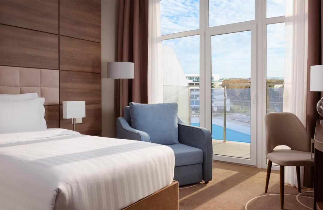 Отель Mövenpick Resort & SPA Anapa Miracleon / Мовенпик Резорт и СПА Анапа Мираклеон, номер Deluxe Twin Pool View, фото 2