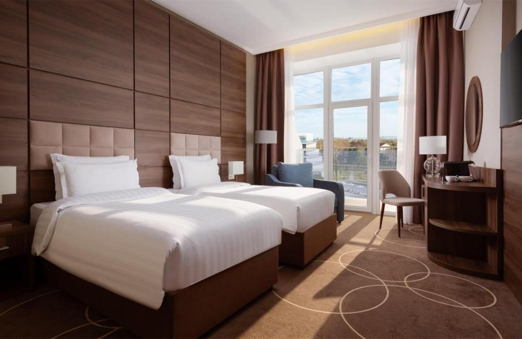 Отель Mövenpick Resort & SPA Anapa Miracleon / Мовенпик Резорт и СПА Анапа Мираклеон, номер Deluxe Twin Pool View, фото 1