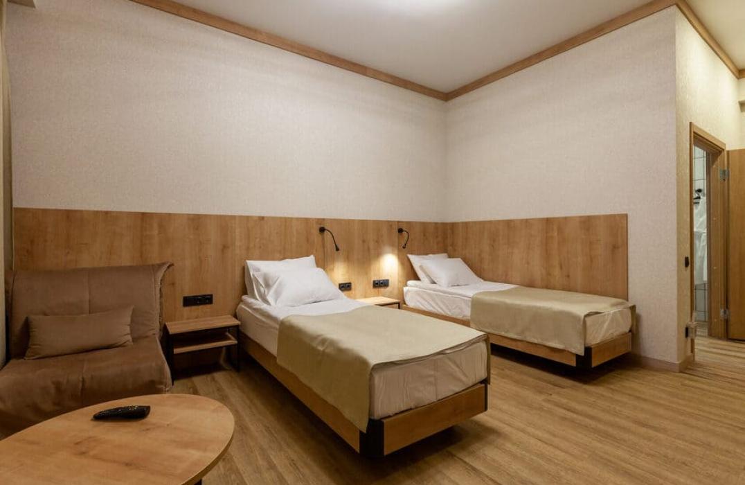 Отель Дукка в Архызе, номер 2 местный 1 комнатный для маломобильных граждан. Фото 2