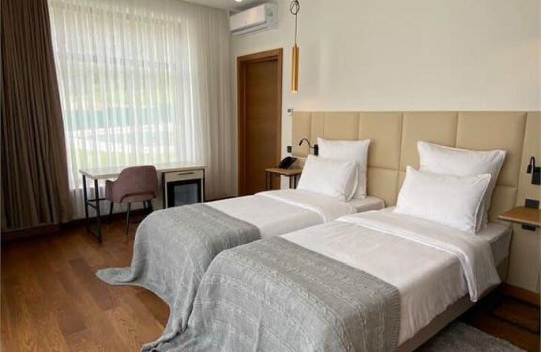 Отель Premium Village Arkhyz в Архызе, номер двухкомнатный люкс с двумя раздельными кроватями. Фото 1
