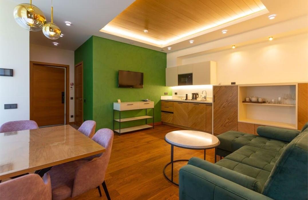 Отель Premium Village Arkhyz в Архызе, номер двухкомнатный люкс с двумя раздельными кроватями. Фото 3
