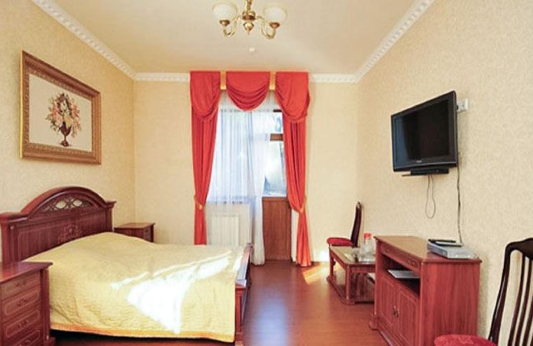 Спальня в номере. 2 местный, 1 комнатный, Полулюкс (Основной корпус). Отель Меридиан в поселке Домбай. Фото 1
