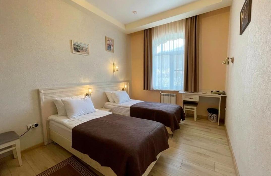 Отель Печоринн, номер Улучшенный двухместный с двумя отдельными кроватями. Фото 1