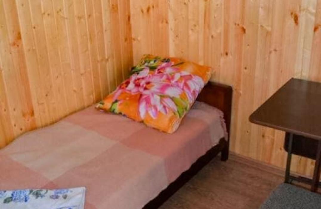 Турбаза Нарат, 3 (2+1) местный 2 комнатный (изолированные комнаты) Деревянный домик со всеми удобствами, фото 1