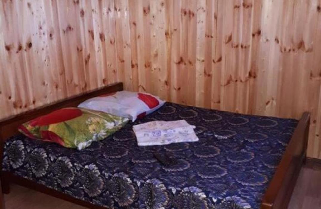 Турбаза Нарат, 4 (2+2) местный 2 комнатный Деревянный домик со всеми удобствами. Фото 2