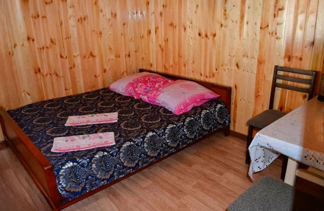 Турбаза Нарат, 4 (2+2) местный 2 комнатный Деревянный домик со всеми удобствами. Фото 4