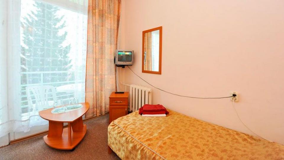 Кровать в двухместном номере. санаторий СССР в городе Сочи 
