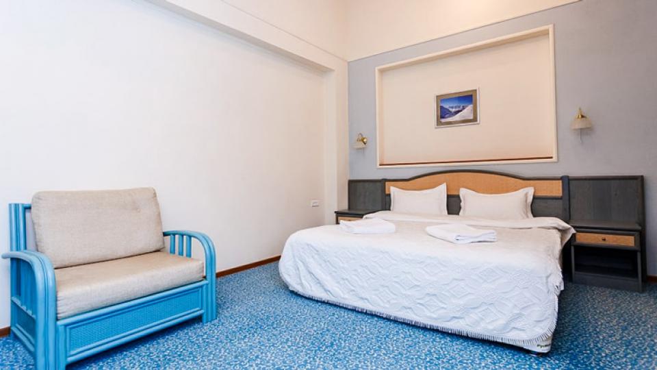 2 местный, 1 комнатный, Стандарт Улучшенный с диваном №№ 502, 503 в гостинице Grunhof в Шерегеше