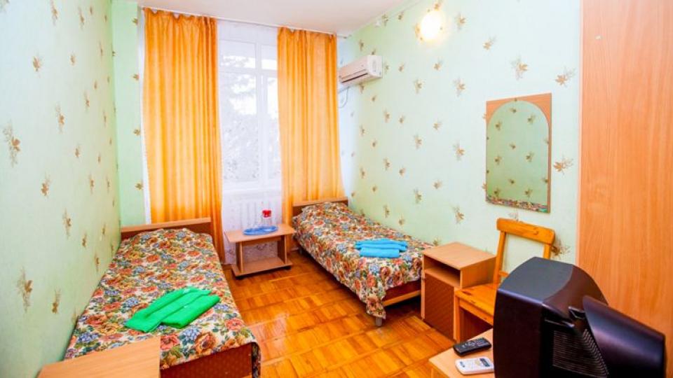 Кровати в двухместном номере блочном в санатории Русь города Анапа