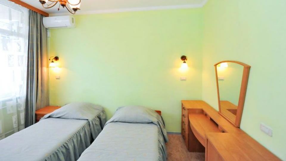 Кровати в двухместном двухкомнатном номере повышеной комфортности. Санаторий СССР в Сочи 