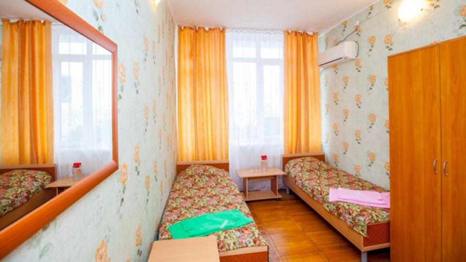 Кровати в номере стандарт в 1 и 2 корпусе в санатории Русь города Анапа