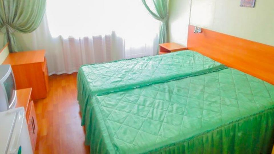 Кровать в семейном номере. Санаторий Рябинушка. Город Анапа