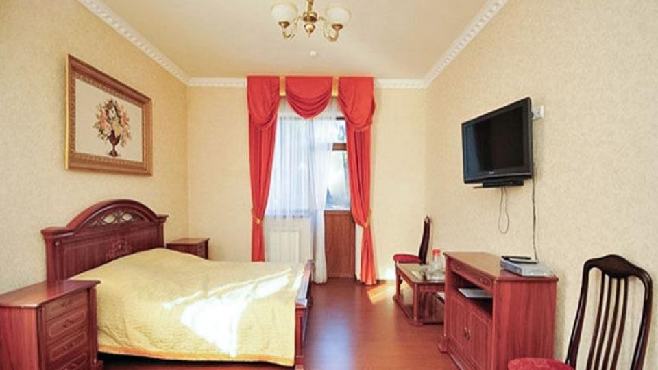 Спальня в номере. 2 местный, 1 комнатный, Полулюкс (Основной корпус). Отель Меридиан в поселке Домбай.