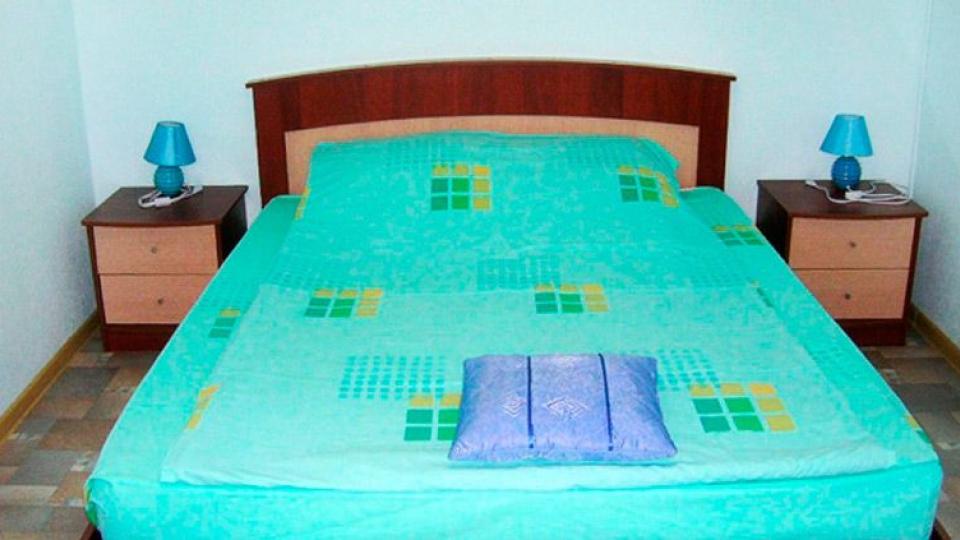 Кровать в номере однокомнатном без лоджии в пансионате Полярные Зори. Город Анапа