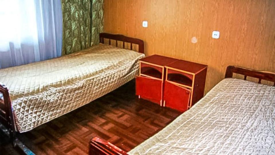 Кровати в двухкомнатном номере с лоджией в пансионает Полярные Зори. Город Анапа