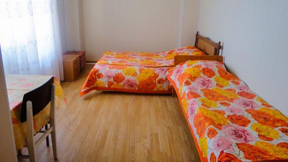 Кровати в трехместном номере эконом в гостевом доме Метакса. Геленеджик