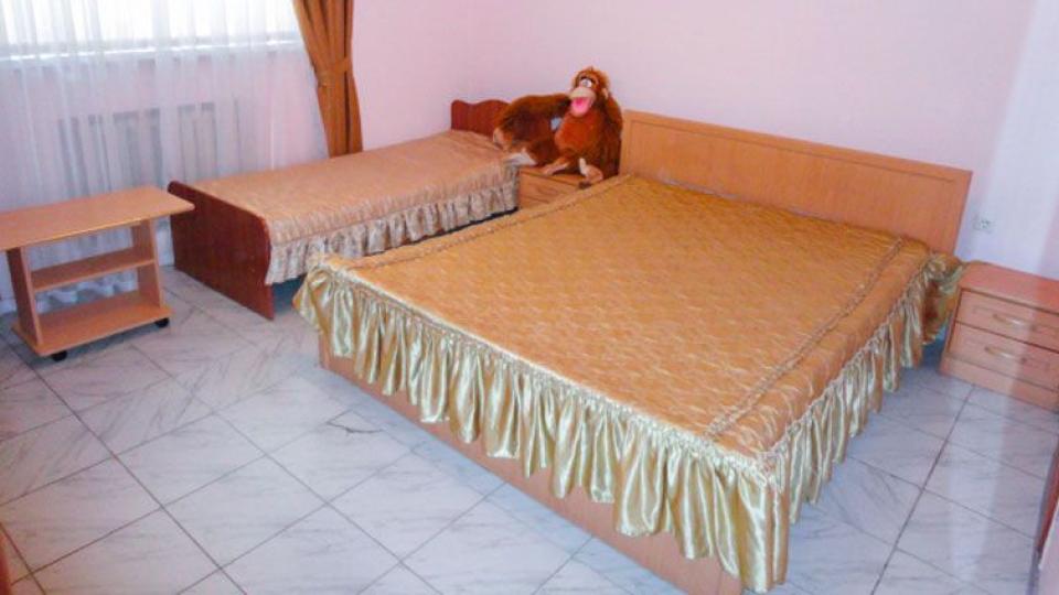 Трехместный номер стандарт в гостинице Акрополь в Геленджике